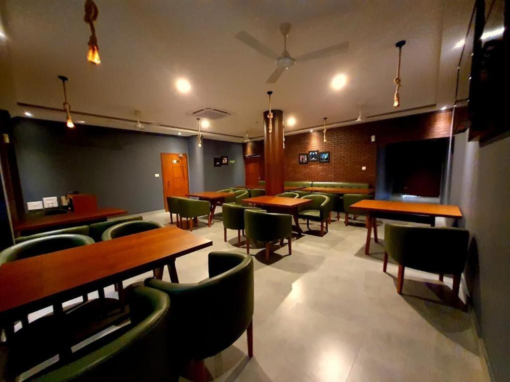 Emperor-Hotel Rachana Continental Pvt Ltd Kizhake Chalakudi Ngoại thất bức ảnh