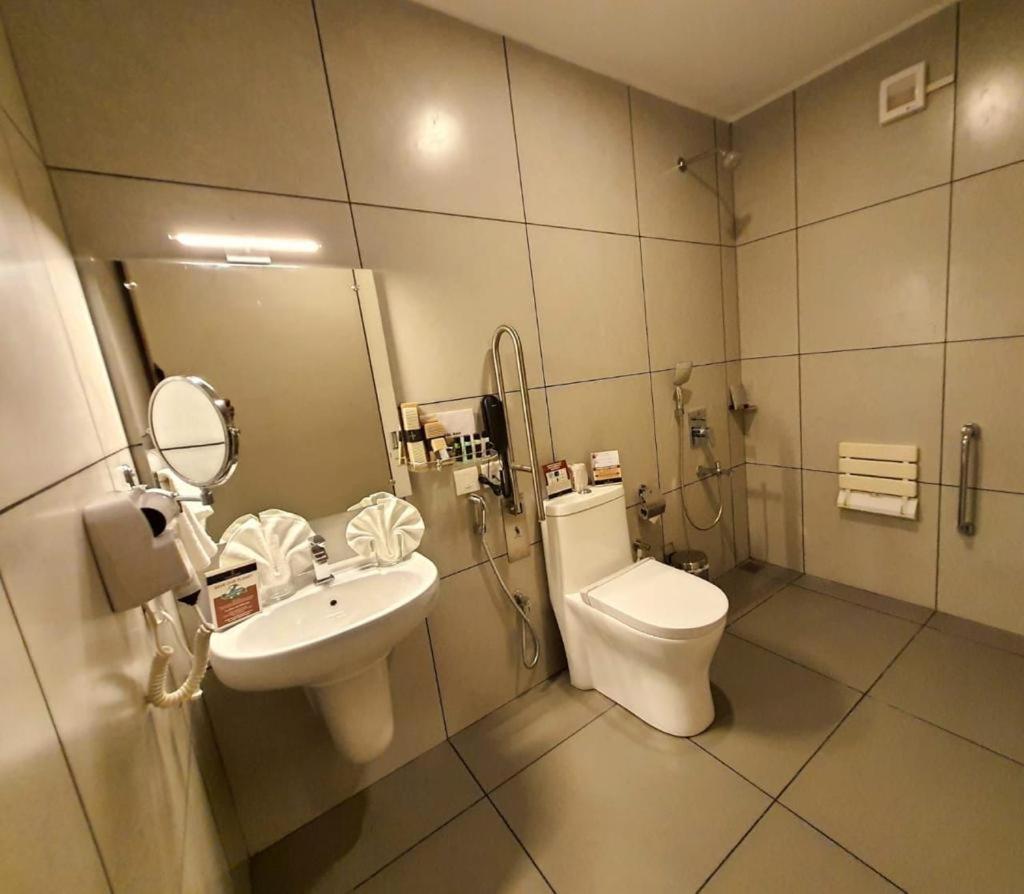 Emperor-Hotel Rachana Continental Pvt Ltd Kizhake Chalakudi Ngoại thất bức ảnh