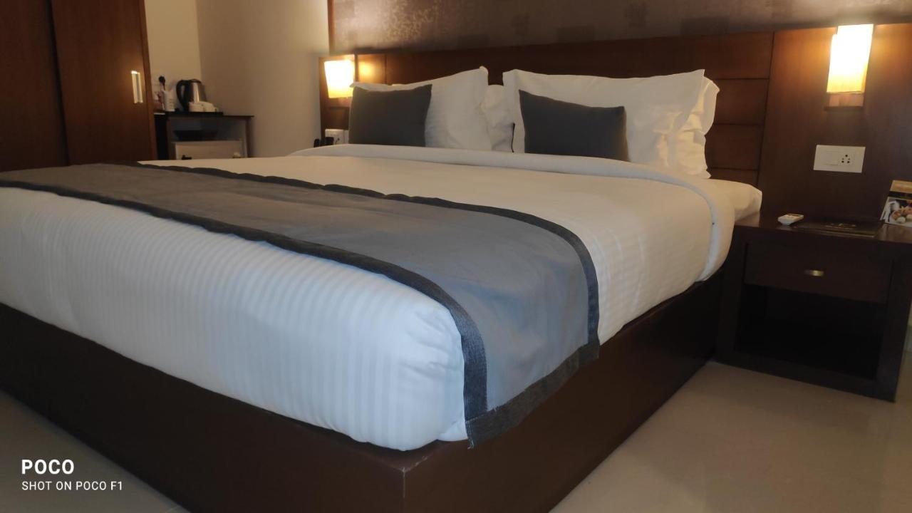 Emperor-Hotel Rachana Continental Pvt Ltd Kizhake Chalakudi Ngoại thất bức ảnh