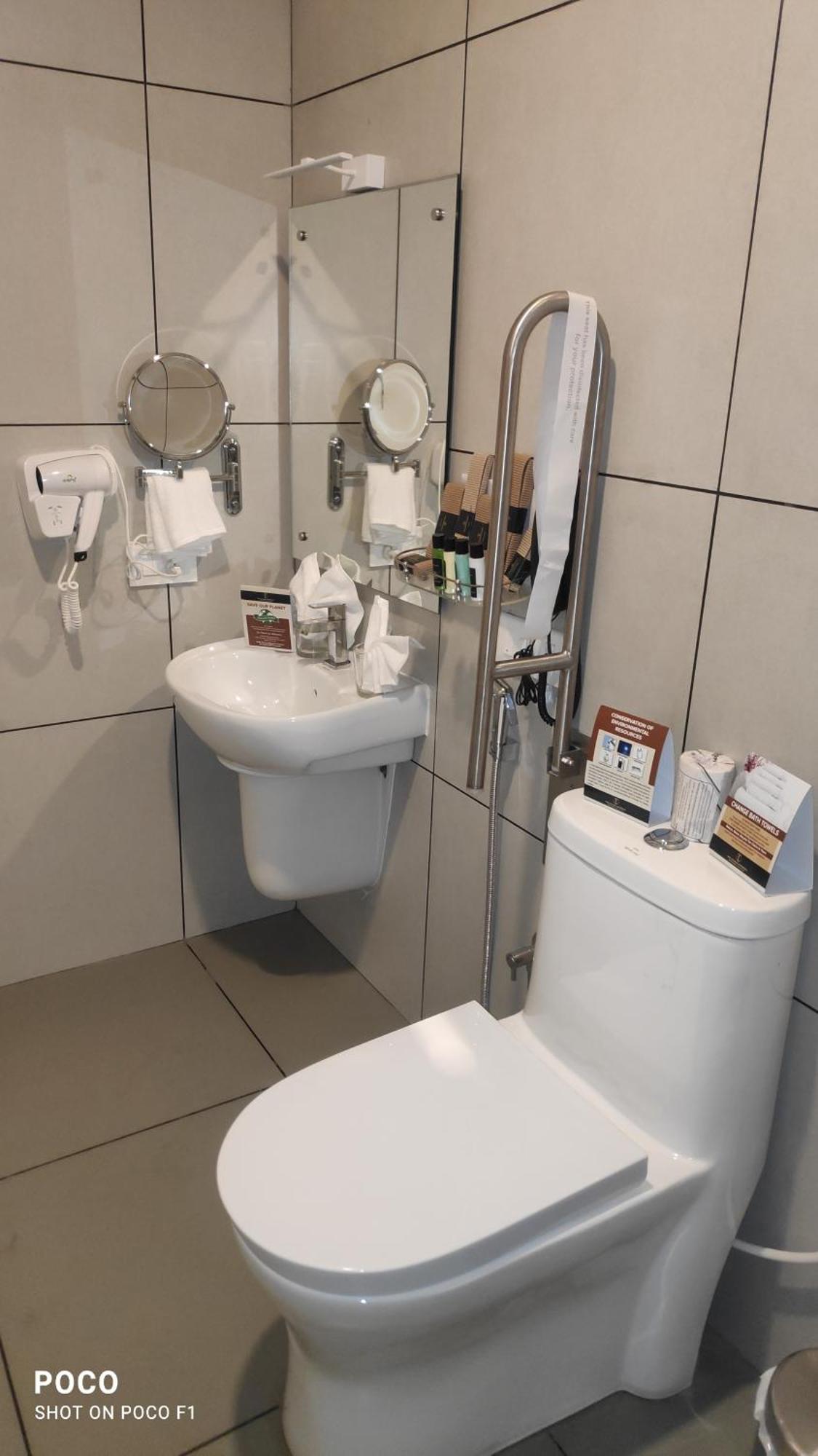 Emperor-Hotel Rachana Continental Pvt Ltd Kizhake Chalakudi Ngoại thất bức ảnh